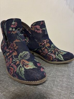 Me Too Denim and Floral Zina Bootie Tapestry Size 8M